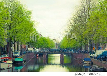 オランダの世界遺産　アムステルダムのシンゲル運河の内側にある17世紀の環状運河地域 80774200
