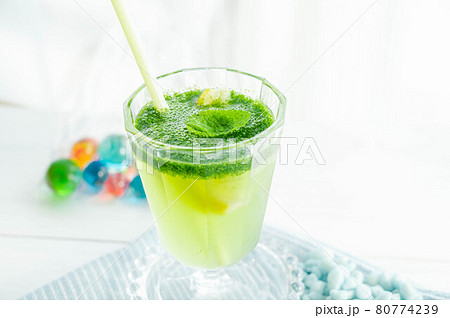 中東の飲み物　リモナナ 80774239