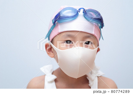 水着にマスクを着用して遊ぶ幼児の女の子 80774289
