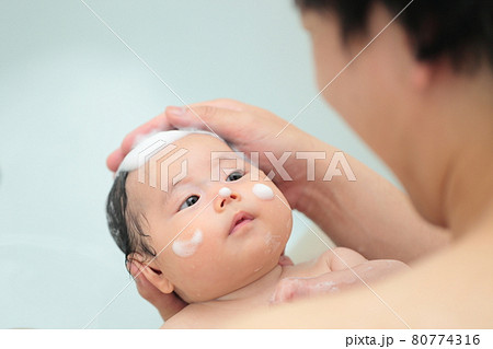 赤ちゃんの沐浴をするパパ 80774316