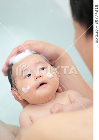 赤ちゃんの沐浴をするパパ 80774318