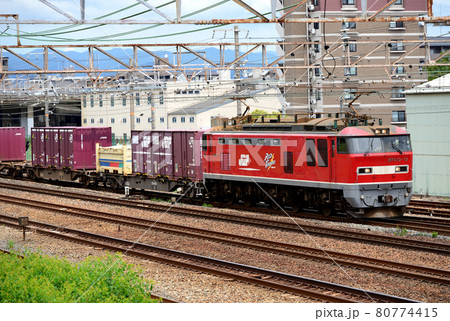 東海道本線を行くEF510-12コンテナ貨物列車 80774415
