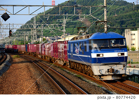 東海道本線を行くEF210-4コンテナ貨物列車 80774420