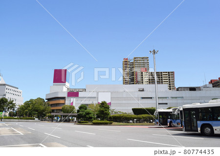千葉市美浜区 稲毛海岸駅南口の街並み 80774435