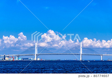 横浜風景 真夏 ベイブリッジと湧き上がる積乱雲 横浜風景 真夏 ベイブリッジと湧き上がる積乱雲 80774607