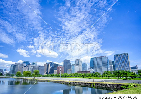 東京風景 2021　丸の内高層ビル群　夏空 80774608