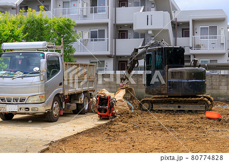 住宅街の住宅を取り壊した後、ショベルカーによる整地作業 80774828
