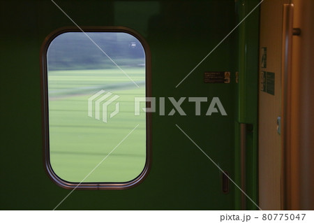 東北新幹線H5系の乗降扉より望む田園風景 80775047