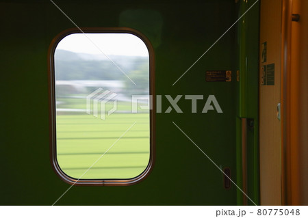 東北新幹線H5系の乗降扉より望む田園風景 80775048