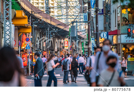 日本の東京都市景観4166人過去最多。五輪“狂行”中、新橋の飲み屋街は…=8月4日 日本の東京都市景観4166人過去最多。五輪“狂行”中、新橋の飲み屋街は…=8月4日 80775678
