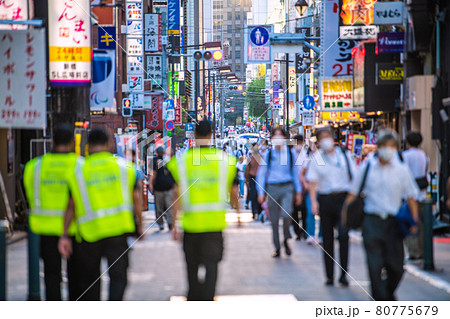 日本の東京都市景観4166人過去最多。五輪“狂行”中、新橋の飲み屋街は…=8月4日 日本の東京都市景観4166人過去最多。五輪“狂行”中、新橋の飲み屋街は…=8月4日 80775679