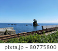 夏の小島と線路 80775800