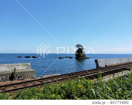 夏の小島と線路 80775800