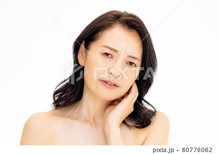 ミドル女性　困る　顔 80776062