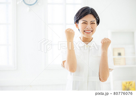 女性　看護師　イメージ 80776076