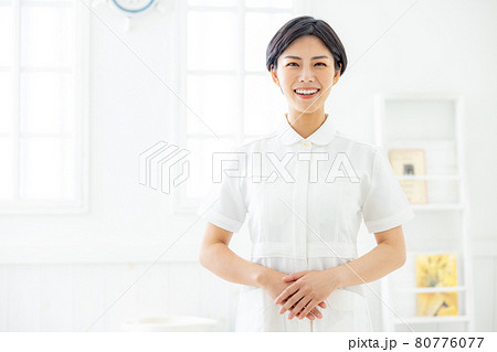 女性　看護師　イメージ 80776077