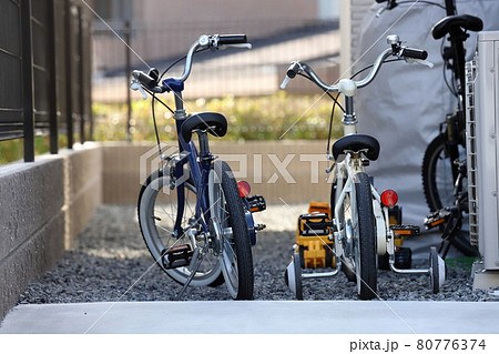 ガレージに並ぶ子供用の自転車 ガレージに並ぶ子供用の自転車 80776374