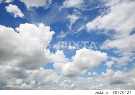 青空と白い雲 80776424