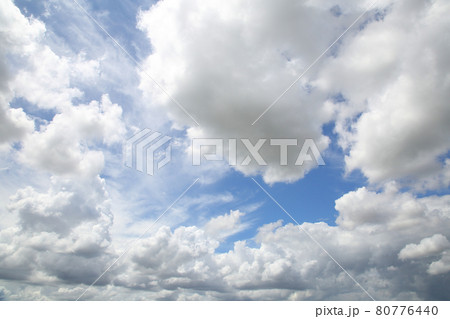 青空と白い雲 80776440