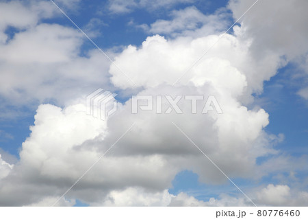 青空と白い雲 青空と白い雲 80776460
