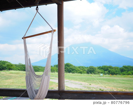 北海道の風景 ニセコ羊蹄山とハンモッグ 80776796