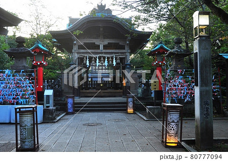 神奈川県藤沢市 江の島灯篭 江島神社奥津宮と灯篭 神奈川県藤沢市 江の島灯篭 江島神社奥津宮と灯篭 80777094