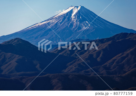 雲取山山頂から望む富士山 80777159
