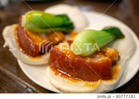 蒸しパンに取り分けられた青菜と東坡肉 蒸しパンに取り分けられた青菜と東坡肉 80777181