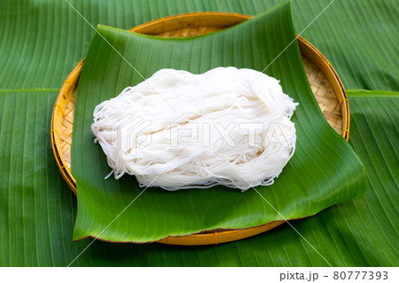 Rice noodle on banana leaves 80777393