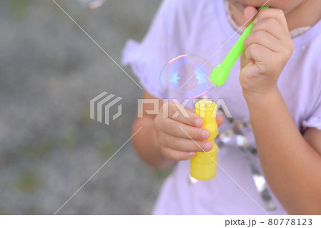シャボン玉で遊ぶ子供 80778123