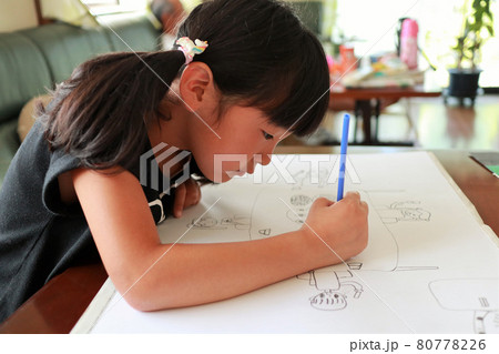 リビングで絵を描く小学生 80778226