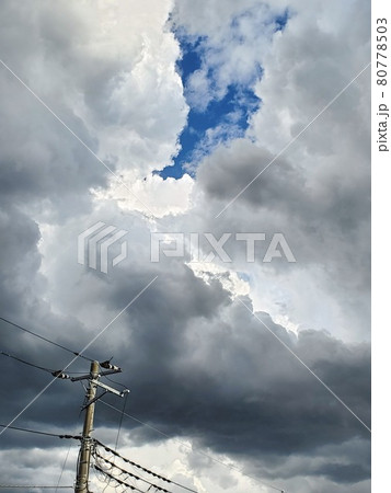 雨雲の間にのぞく青い夏空 80778503