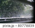激しくたたきつける雨 80778839