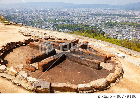 京都の夏の風物詩五山送り火の火床 京都の夏の風物詩五山送り火の火床 80779186
