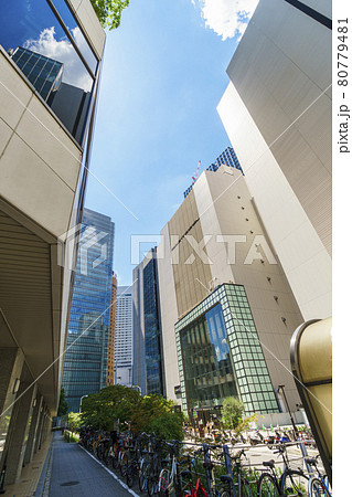 大阪都市風景　梅田　大阪駅前第4ビル前　2021年8月 80779481