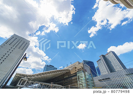 JR大阪駅周辺　阪急阪神連絡デッキ　梅田新歩道橋【梅田都市風景】　2021年8月 80779498
