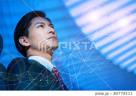 未来をイメージする男性のバストアップのポートレート 80779511