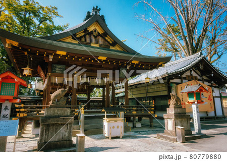 京都、護王神社の拝殿と境内風景 80779880
