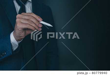 ビジネスマン黒背景素材 ビジネスマン黒背景素材 80779940