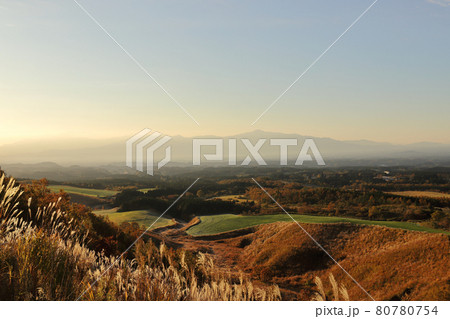 秋の久住高原から見える山 80780754