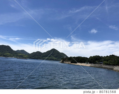 《うさぎの島(大久野島)から見る白い雲が浮かぶ青空と海と山と灯台のある風景》(広島県 竹原市) 《うさぎの島(大久野島)から見る白い雲が浮かぶ青空と海と山と灯台のある風景》(広島県 竹原市) 80781568