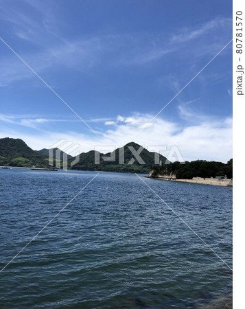《うさぎの島（大久野島）から見る白い雲が浮かぶ青空と海と山と灯台のある風景》（広島県　竹原市） 80781570