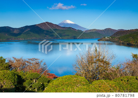 富士山と芦ノ湖・秋の風景　神奈川県箱根町恩賜箱根公園にて 80781798