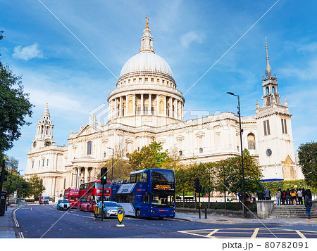 ロンドンの街角　セント・ポール大聖堂 80782091