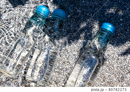 ラムネを水で冷やす ラムネを水で冷やす 80782273