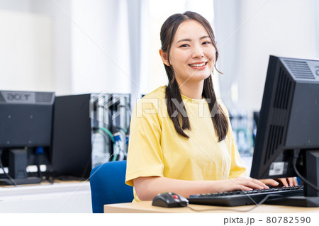 パソコン教室で勉強する若い女性　撮影協力：中央工学校附属日本語学校 80782590