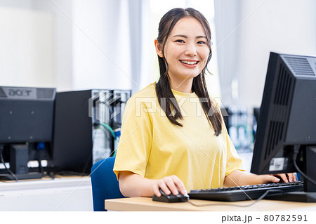 パソコン教室で勉強する若い女性　撮影協力：中央工学校附属日本語学校 80782591
