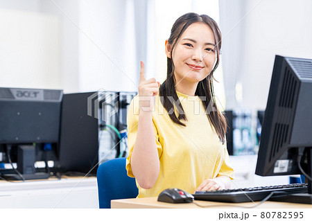 パソコン教室で勉強する若い女性 撮影協力:中央工学校附属日本語学校 パソコン教室で勉強する若い女性 撮影協力:中央工学校附属日本語学校 80782595