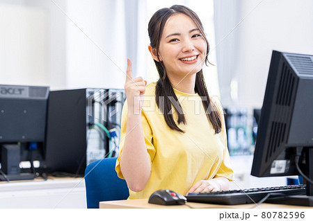 パソコン教室で勉強する若い女性 撮影協力:中央工学校附属日本語学校 パソコン教室で勉強する若い女性 撮影協力:中央工学校附属日本語学校 80782596