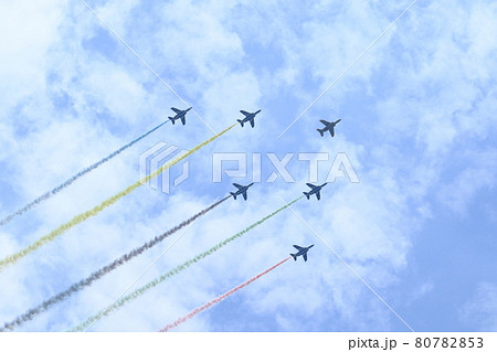 デルタ隊形でスモークを引くブルーインパルス カラースモーク デルタ隊形でスモークを引くブルーインパルス カラースモーク 80782853